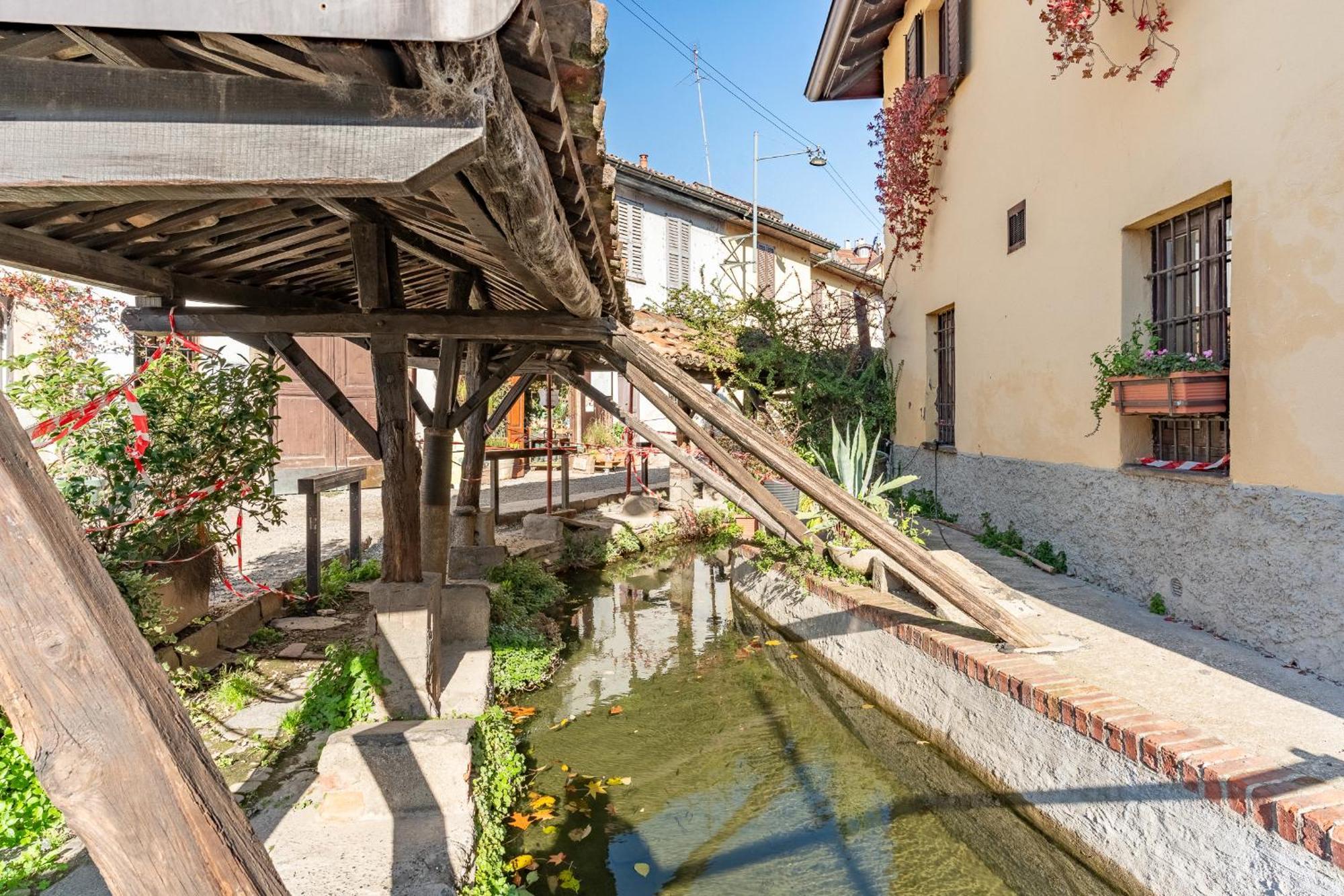 Alzaia Naviglio Grande Milano