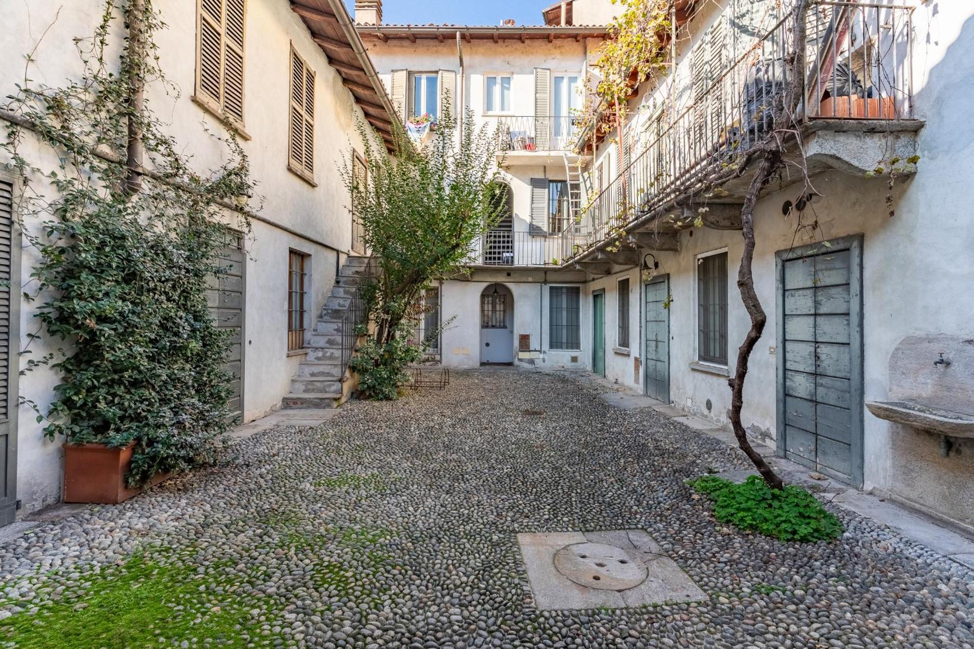 Alzaia Naviglio Grande Milano